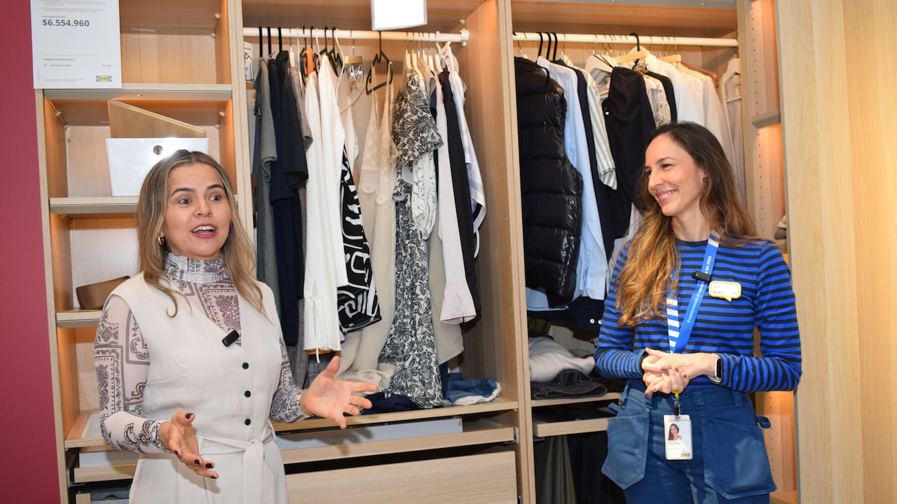 Yovana Esquivel, experta en organización y fundadora de Habita Clean, y Ximena Jaramillo, gerente de diseño de mobiliario en Ikea, dictaron un taller sobre organización del clóset, en el marco de la campaña de Ikea ‘El que busca, encuentra’.