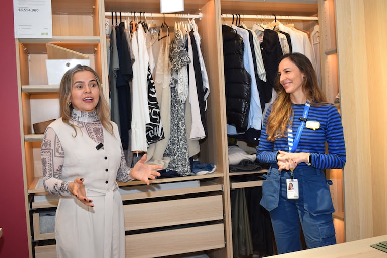 Yovana Esquivel, experta en organización y fundadora de Habita Clean, y Ximena Jaramillo, gerente de diseño de mobiliario en Ikea, dictaron un taller sobre organización del clóset, en el marco de la campaña de Ikea ‘El que busca, encuentra’.