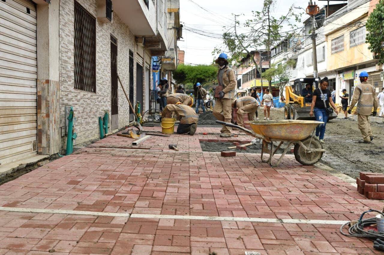 Inició la instalación de adoquines en el barrio Obrero
