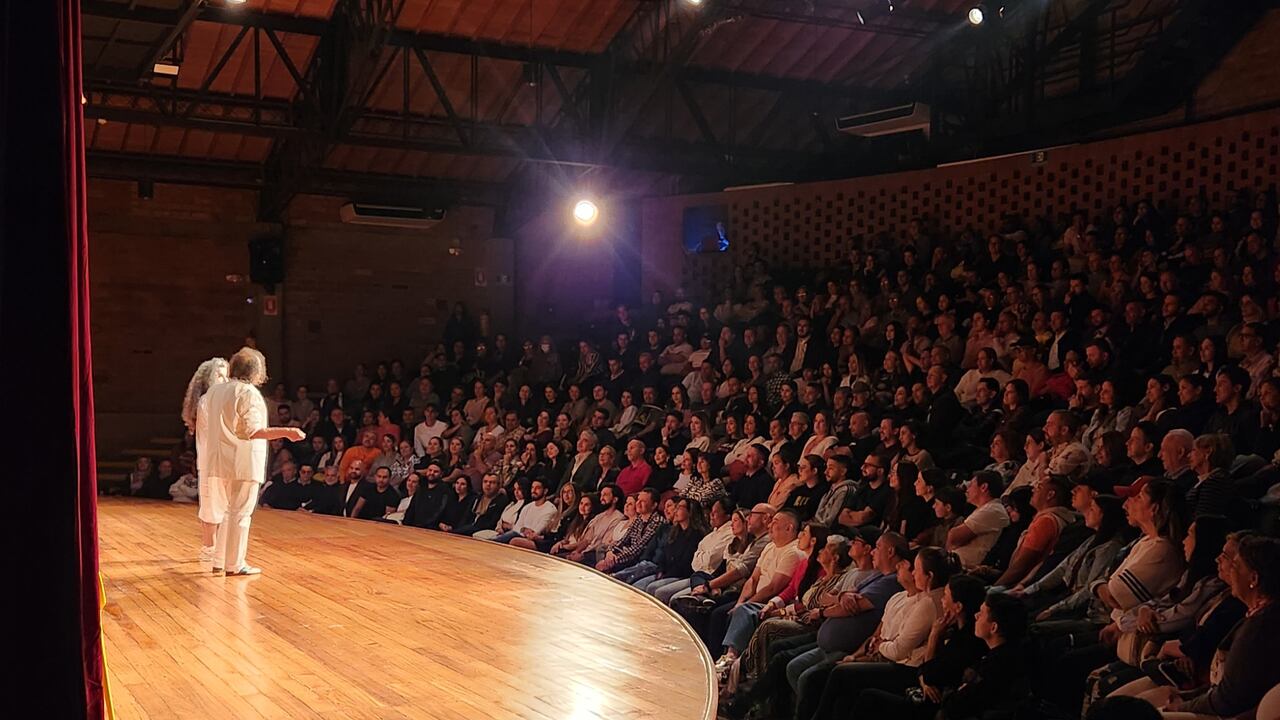 El racismo, la exclusión de clase, entre otras, se han convertido en la oportunidad para cuestionar y proponer nuevos pensamientos”, dice Cristina Toro,
actriz. Aquí, en escena con Carlos Mario Aguirre.