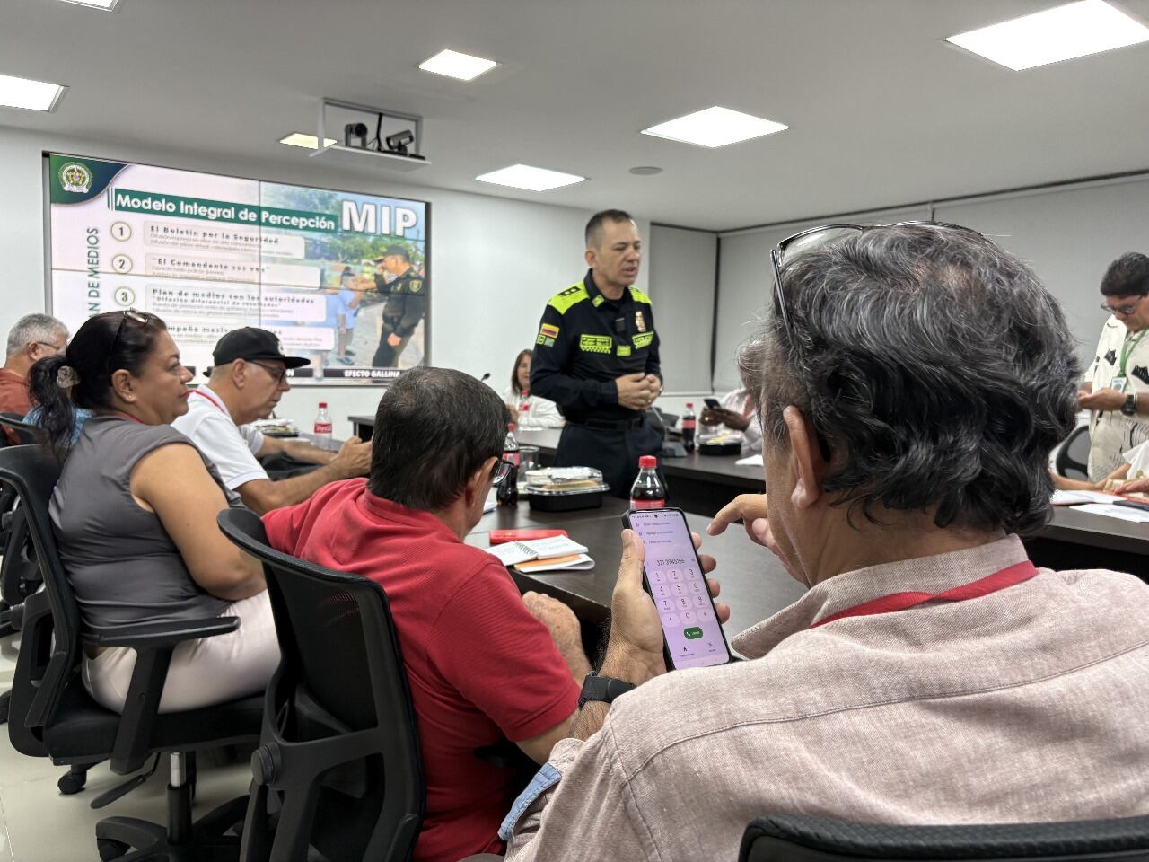 Policia Metropolitana de Cali se reunió con líderes de las Juntas de Acción Comunal.
