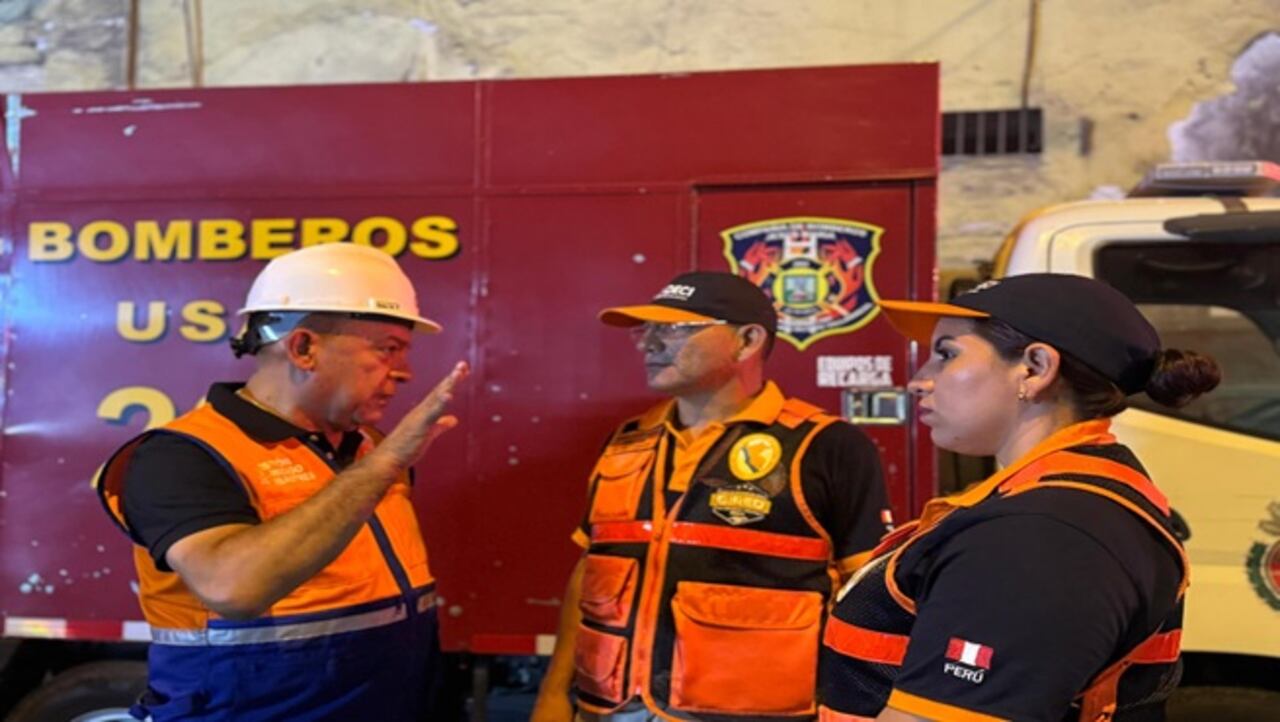 Más de 40 unidades de bomberos trabajan desde la noche del 3 de marzo para apagar el incendio.
