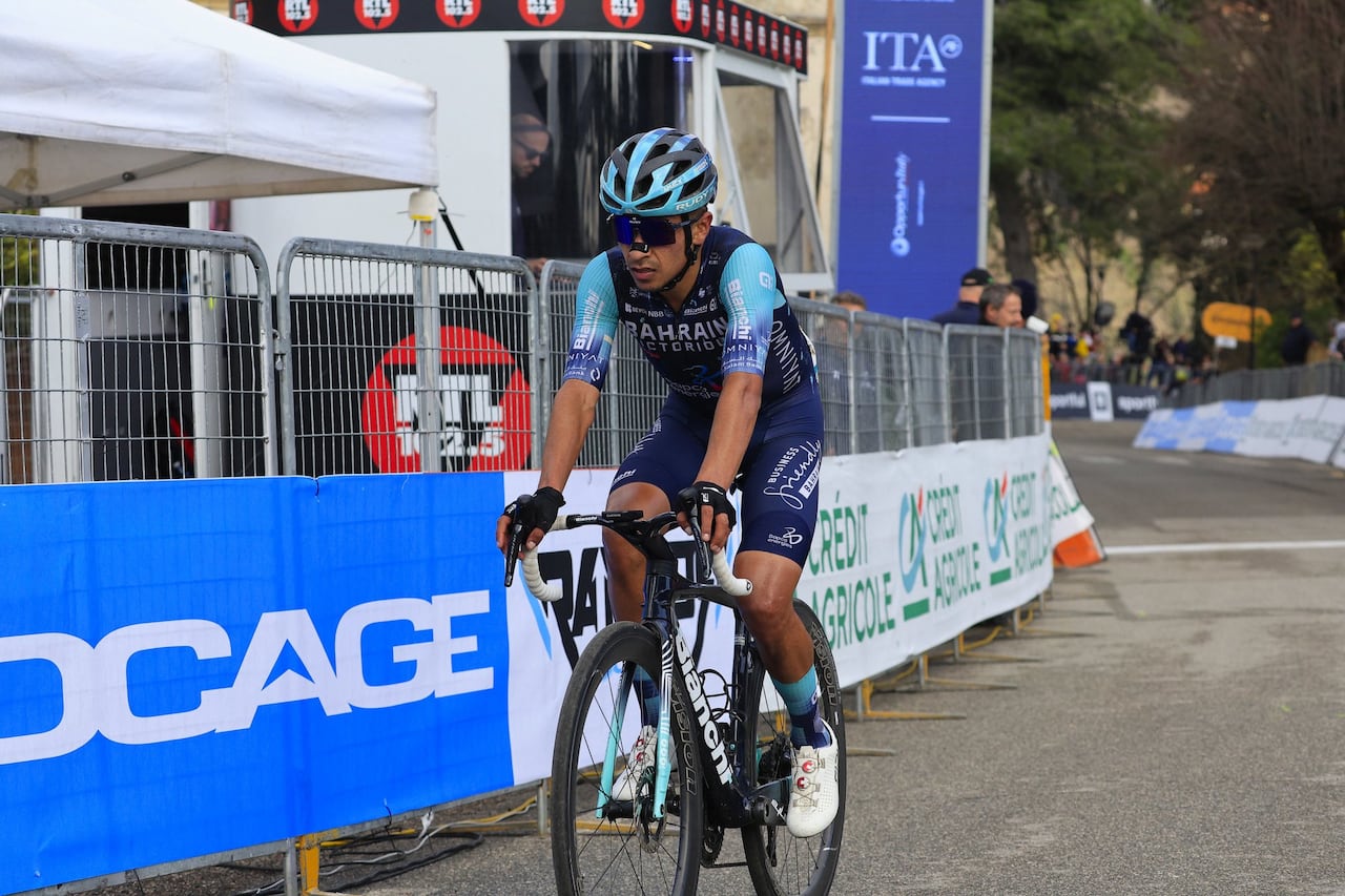 Santiago Buitrago en una competencia con el Bahrain Victorious.