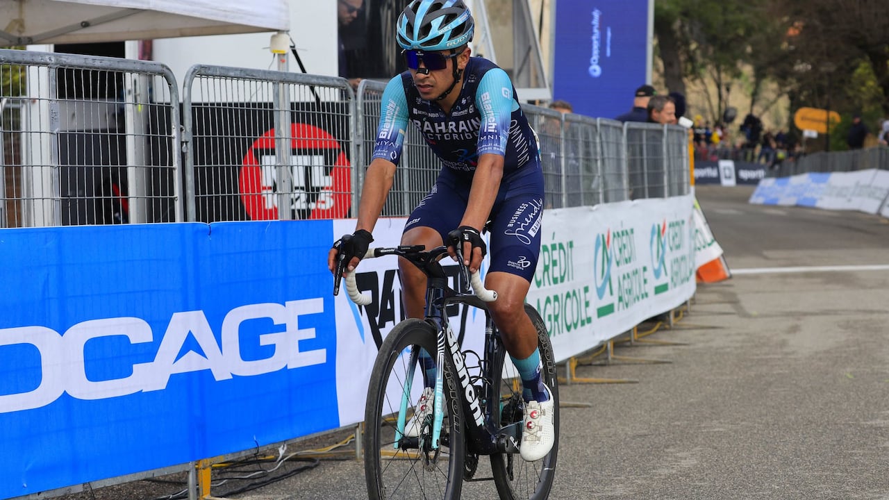 Santiago Buitrago en una competencia con el Bahrain Victorious.