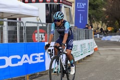 Santiago Buitrago en una competencia con el Bahrain Victorious.