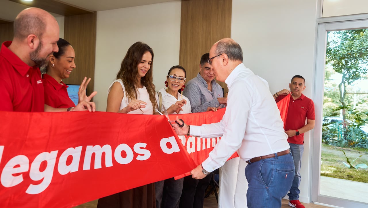 Asistentes y representantes durante la apertura oficial y el corte de cinta en la nueva sede de Constructora Meléndez en Palmira.