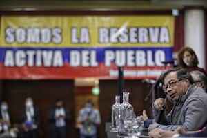 El candidato presidencial Gustavo Petro por el Pactó Histórico, se reunió con miembros de la reserva militar y de la fuerza pública.