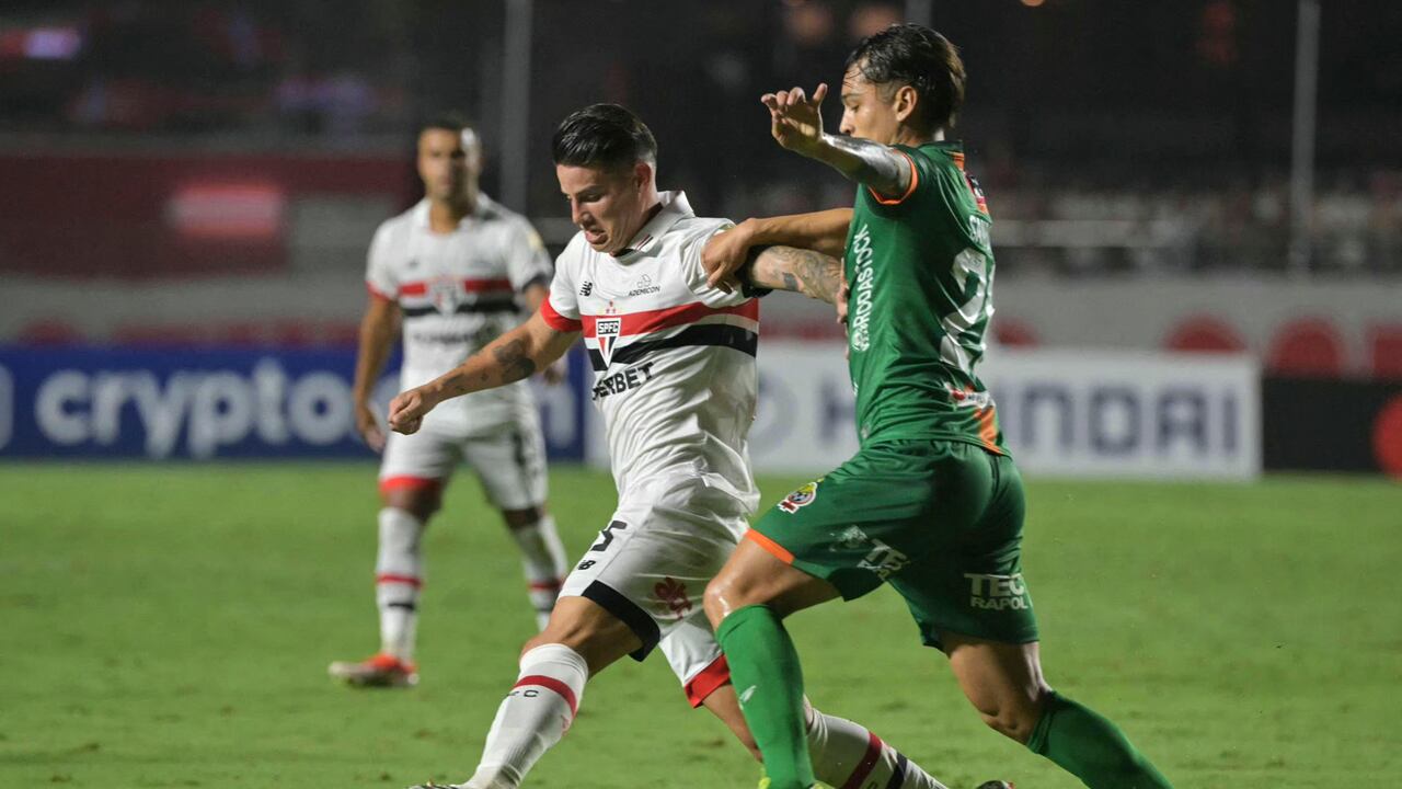 Sao Paulo's Colombian midfielder James Rodriguez (L) and Cobresal's defender Rodrigo Sandoval fight for the ball during the Copa Libertadores group stage first leg football match between Brazil's Sao Paulo and Chile's Cobresal at the Morumbi Stadium in Sao Paulo, Brazil, on April 10, 2024. (Photo by NELSON ALMEIDA / AFP)