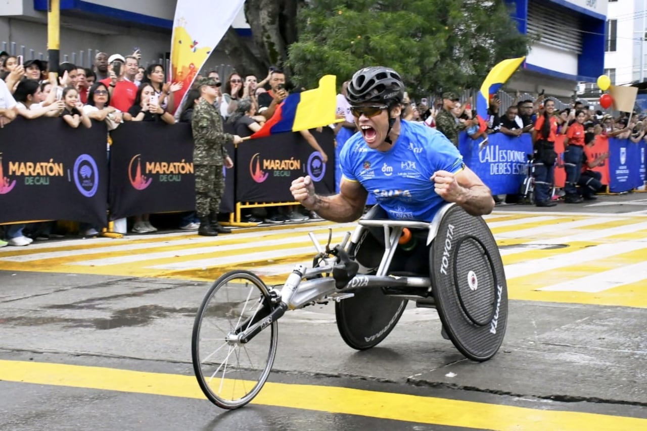 Carlos Pierre Silva, de Brasil, con tiempo de 1:55:19, se convierte en el ganador de los 42K en la categoría discapacidad, en la Maratón de Cali 2026