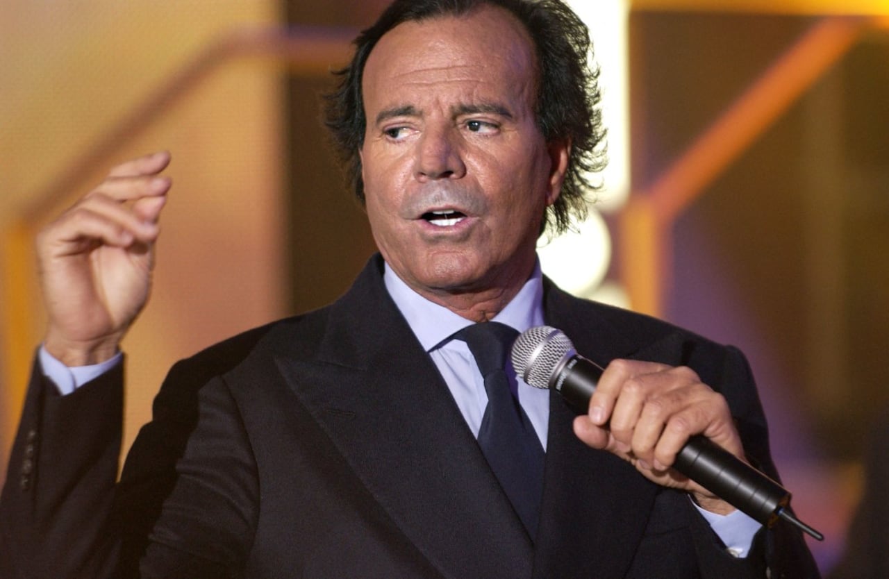 (ARCHIVOS) El cantante español Julio Iglesias canta durante el programa de televisión Telethon en París el 6 de diciembre de 2003. Dos exempleados de Julio Iglesias lo demandan ante la justicia española, tras denunciar en una investigación periodística publicada este 13 de enero de 2026 presuntos agresiones y acoso sexual por parte del cantante español. Fuentes legales confirmaron a AFP que se presentó una denuncia contra Iglesias el 5 de enero y está siendo examinada. (Foto de Bertrand GUAY / AFP)
