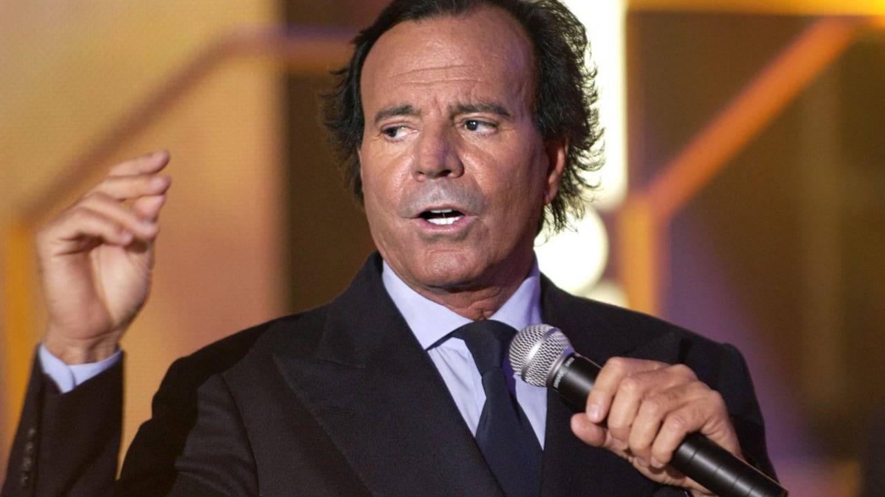 (ARCHIVOS) El cantante español Julio Iglesias canta durante el programa de televisión Telethon en París el 6 de diciembre de 2003. Dos exempleados de Julio Iglesias lo demandan ante la justicia española, tras denunciar en una investigación periodística publicada este 13 de enero de 2026 presuntos agresiones y acoso sexual por parte del cantante español. Fuentes legales confirmaron a AFP que se presentó una denuncia contra Iglesias el 5 de enero y está siendo examinada. (Foto de Bertrand GUAY / AFP)