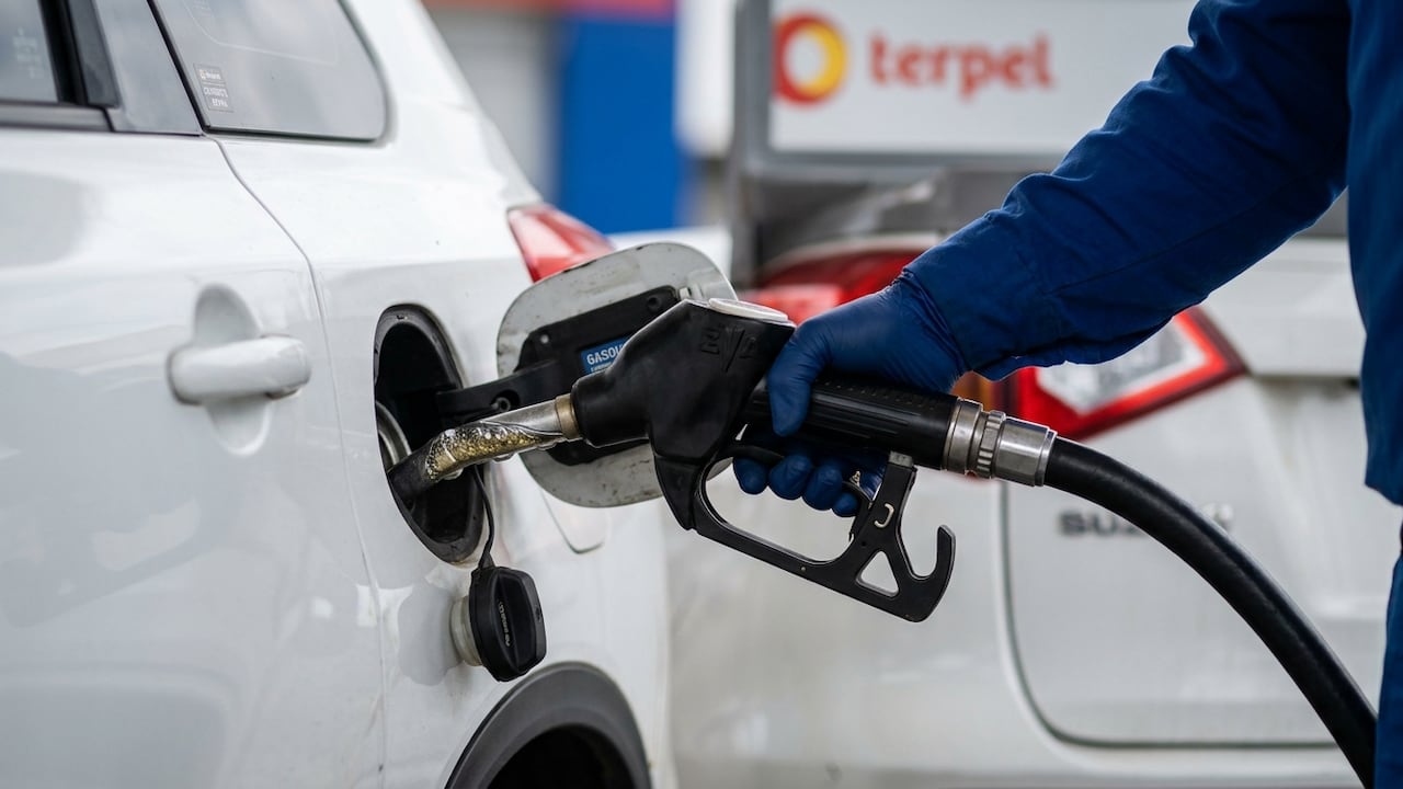 El Gobierno Nacional mantendrá sin incrementos los precios de referencia de la gasolina corriente durante noviembre de 2026, con un costo fiscal estimado de $15.500 millones.