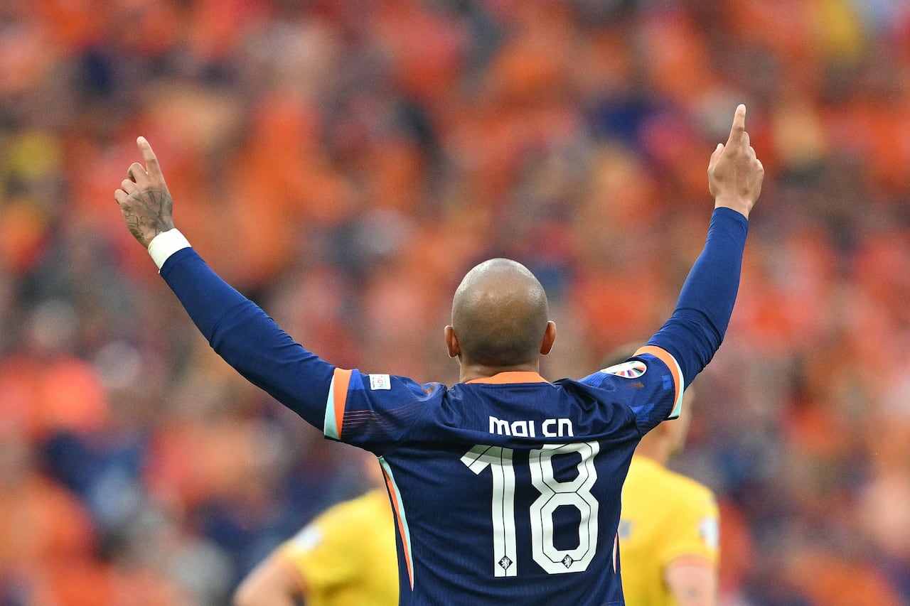 Brazos en alto para Donyell Malen: su doblete fue suficiente para liquidar el encuentro ante Rumania.