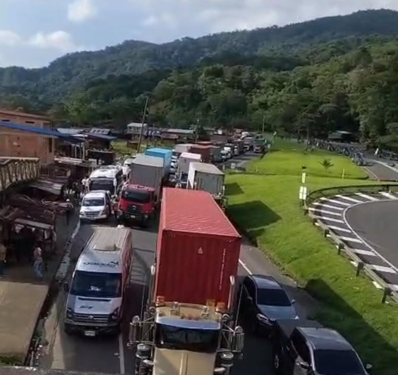 Imagen de la congestión vehicular en la vía a Buenaventura, este miércoles 4 de marzo de 2026.