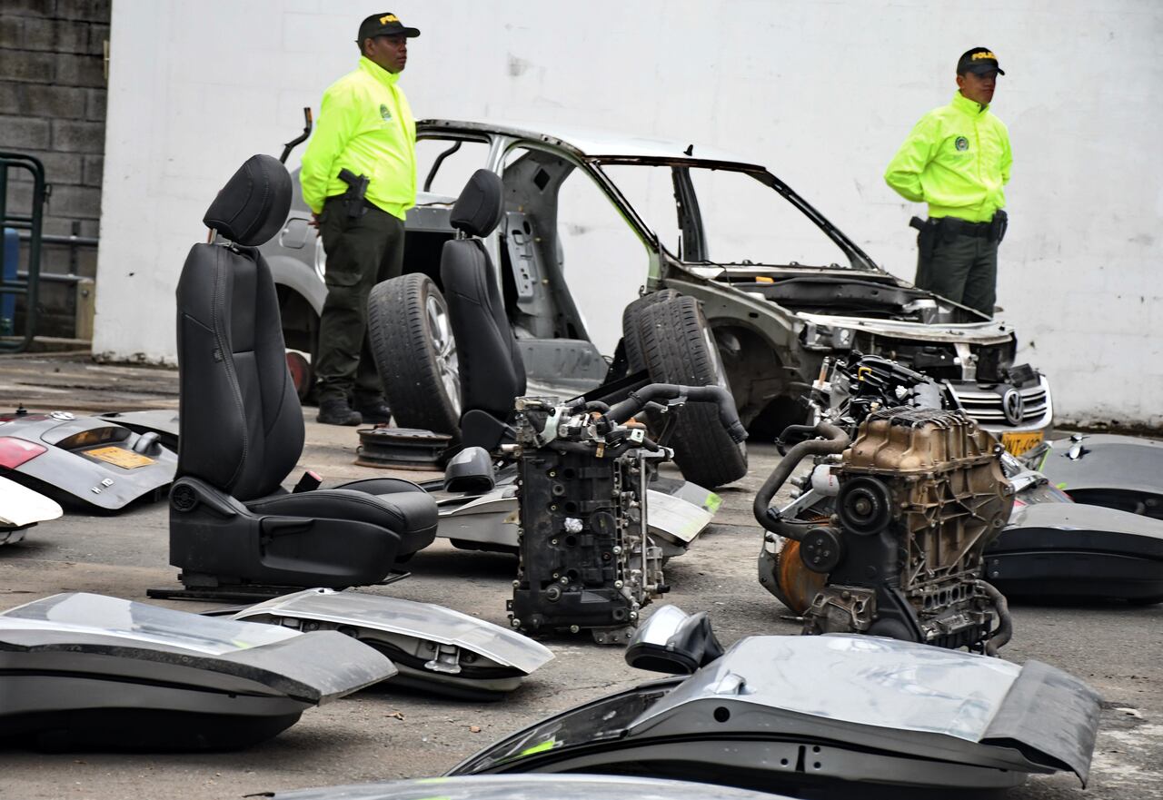 Cali: Rueda de prensa, presentación de piezas recuperadas por parte de la Policía. foto José L Guzmán