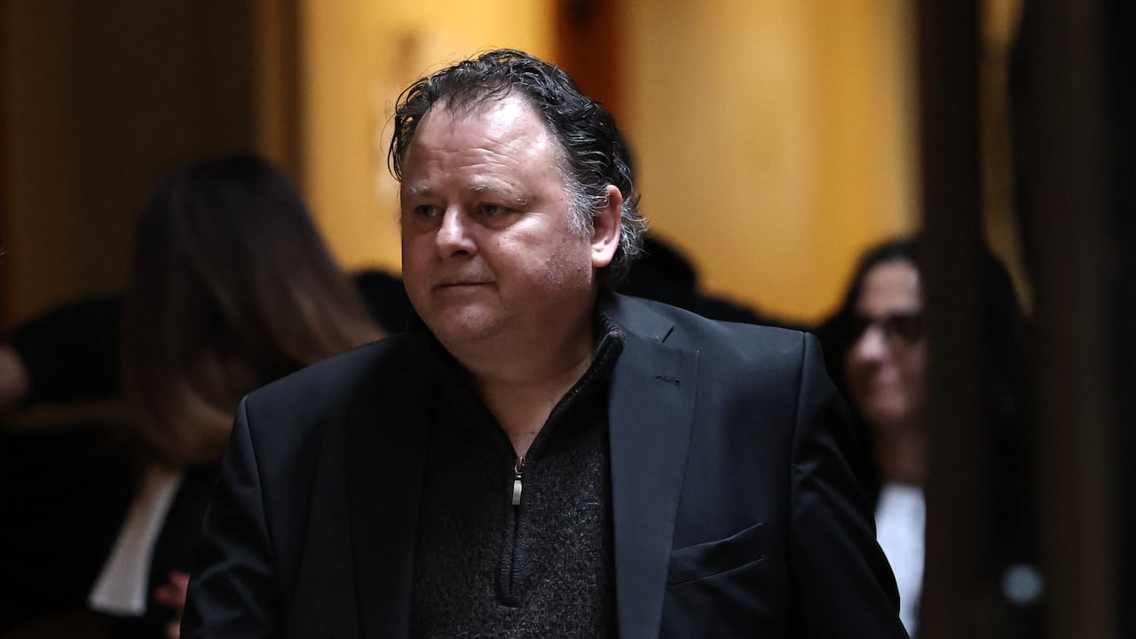 El director de cine francés Christophe Ruggia (derecha) y su abogada Fanny Colin llegan al Tribunal de París el 17 de abril de 2026 para conocer la sentencia de su apelación por agresión sexual a Adèle Haenel cuando era menor de 15 años.