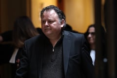 El director de cine francés Christophe Ruggia (derecha) y su abogada Fanny Colin llegan al Tribunal de París el 17 de abril de 2026 para conocer la sentencia de su apelación por agresión sexual a Adèle Haenel cuando era menor de 15 años.