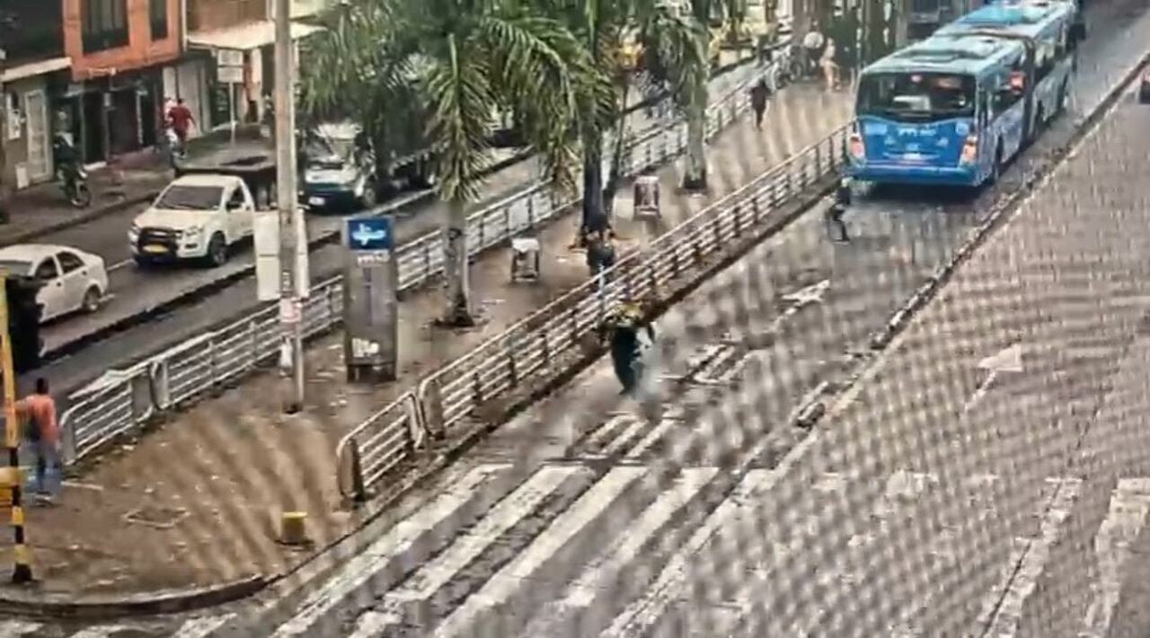 Algunos uniformados corrieron para poder capturar a los delincuentes.