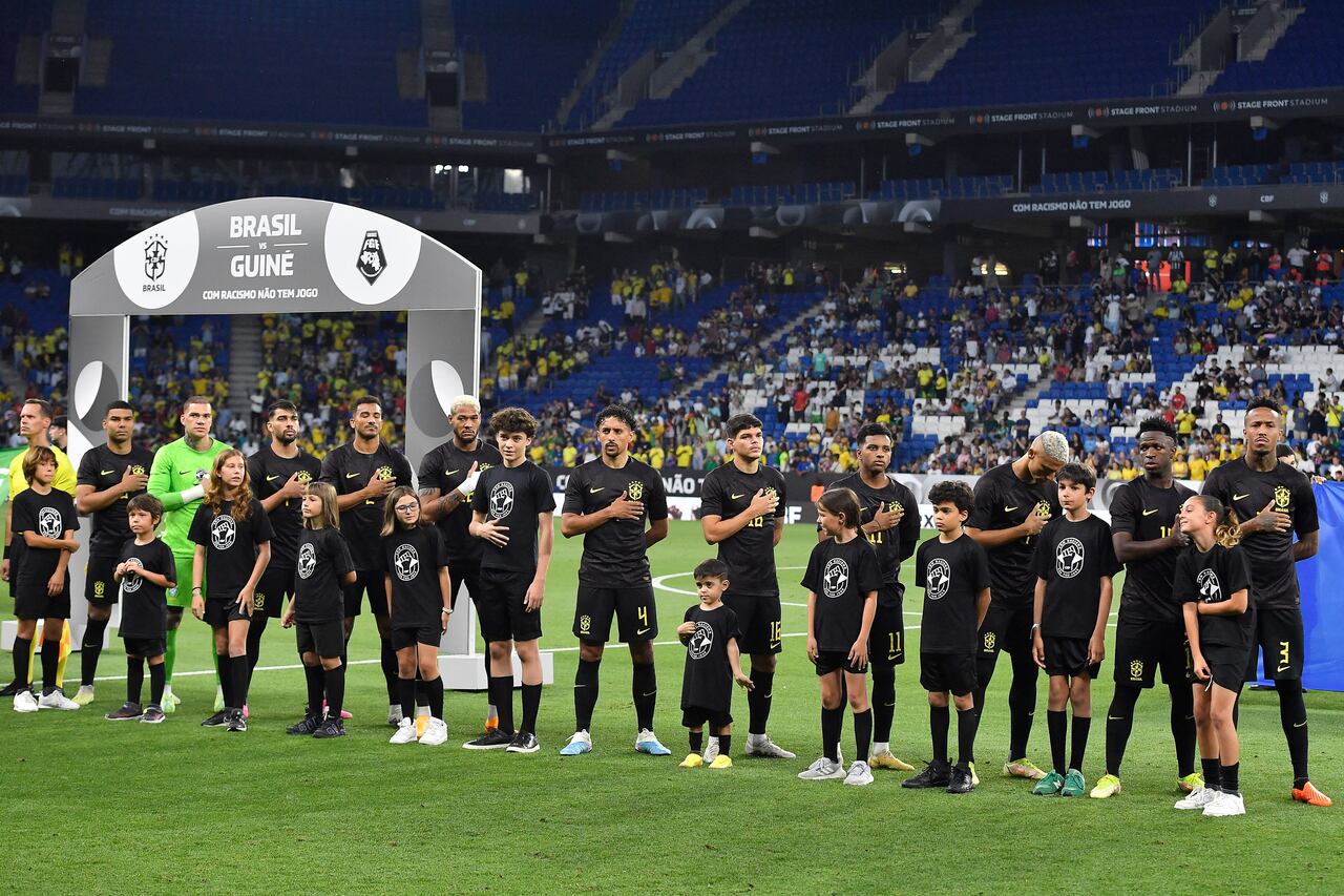 Los jugadores de Brasil se alinean para escuchar los himnos nacionales antes del inicio del partido amistoso de fútbol internacional entre Brasil y Guinea en el RCDE Stadium en Cornella de Llobregat, cerca de Barcelona, el 17 de junio de 2023. (Foto de Pau BARRENA / AFP)