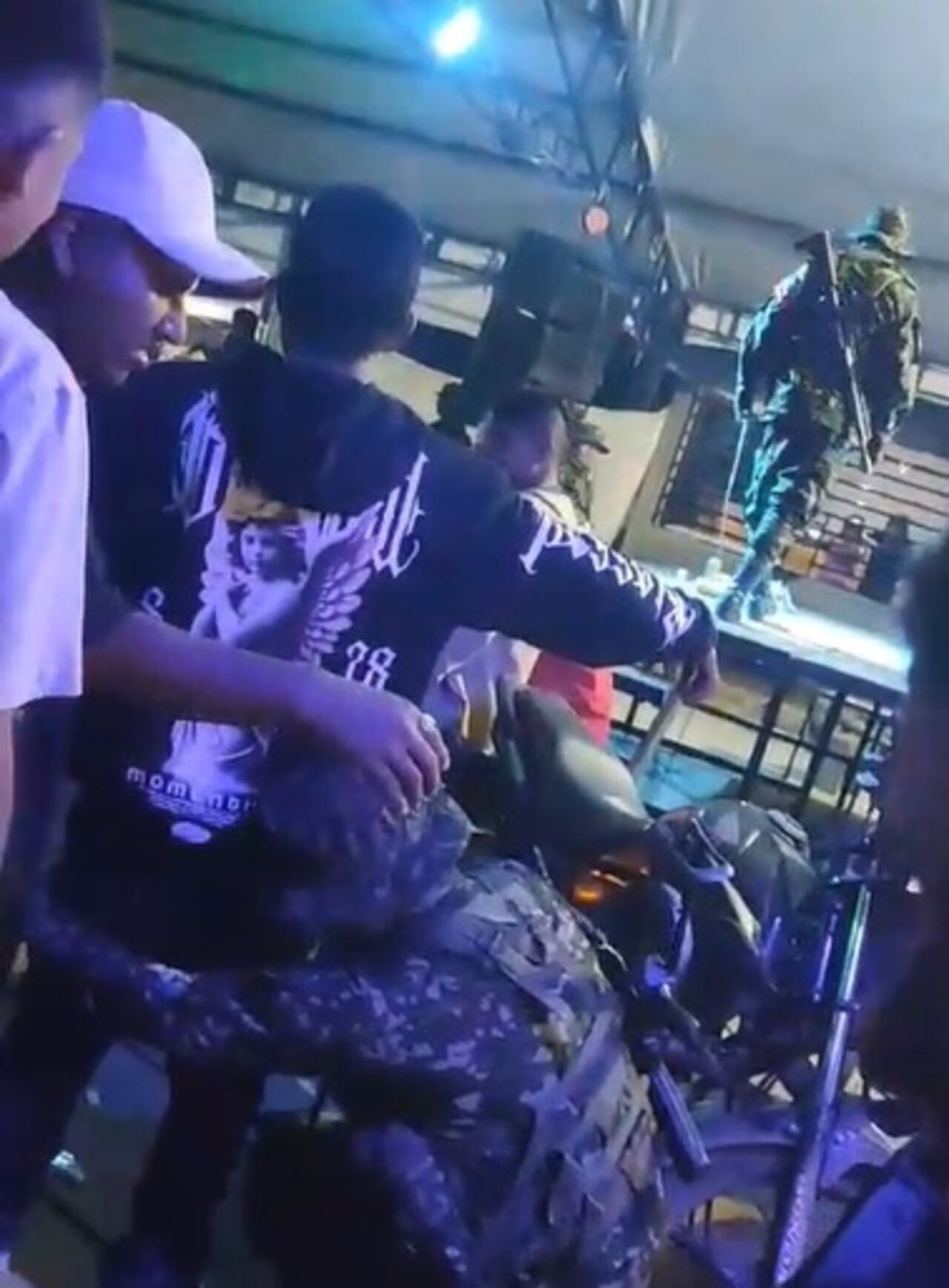 Los alzados en armas detuvieron la música y la presentación para después ejercer esta especie de control entre los asistentes al concierto.