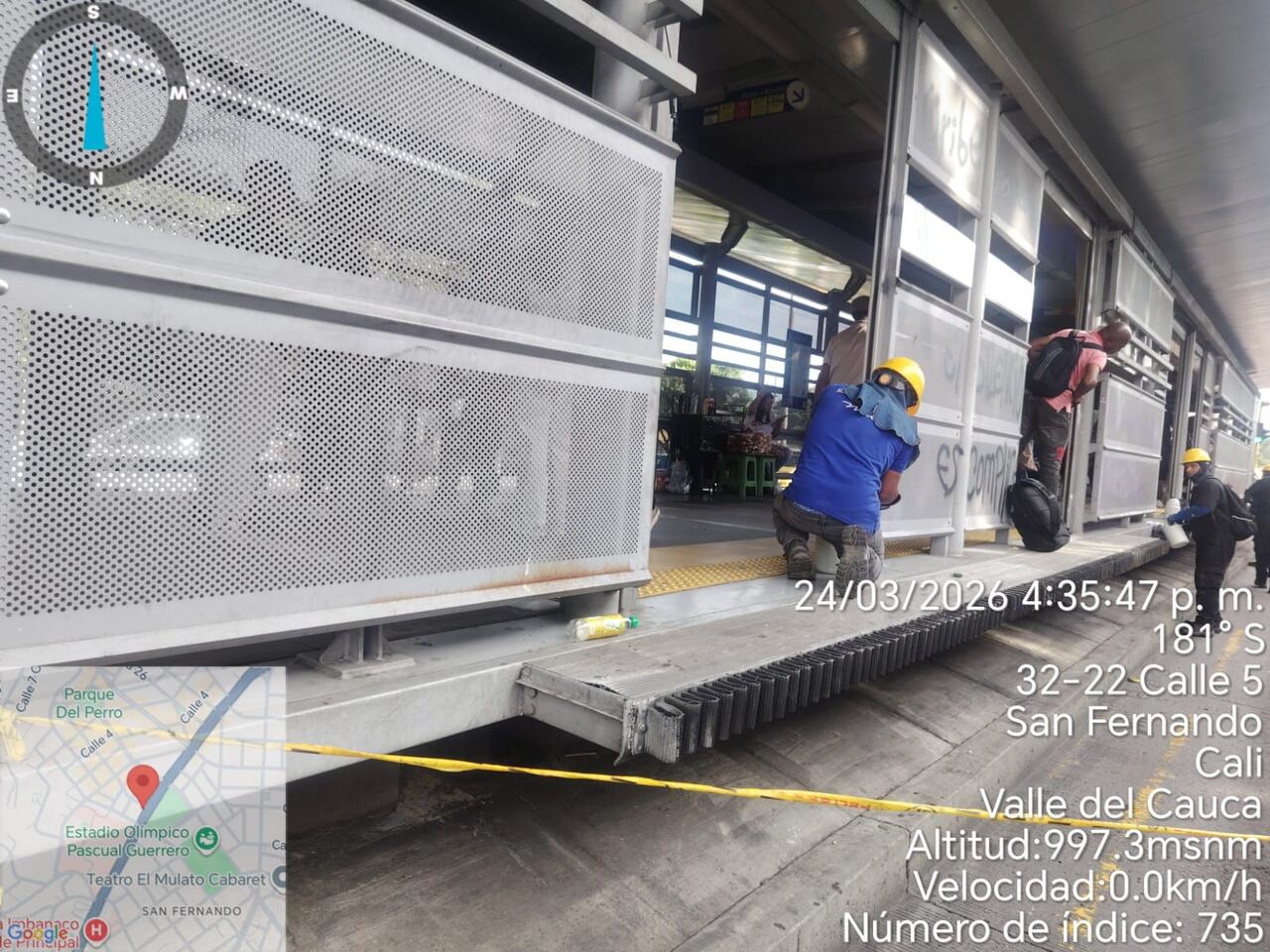 Cuadrilla de mantenimiento de Metro Cali se encargó de limpiar estaciones del MIO tras ser vandalizadas.