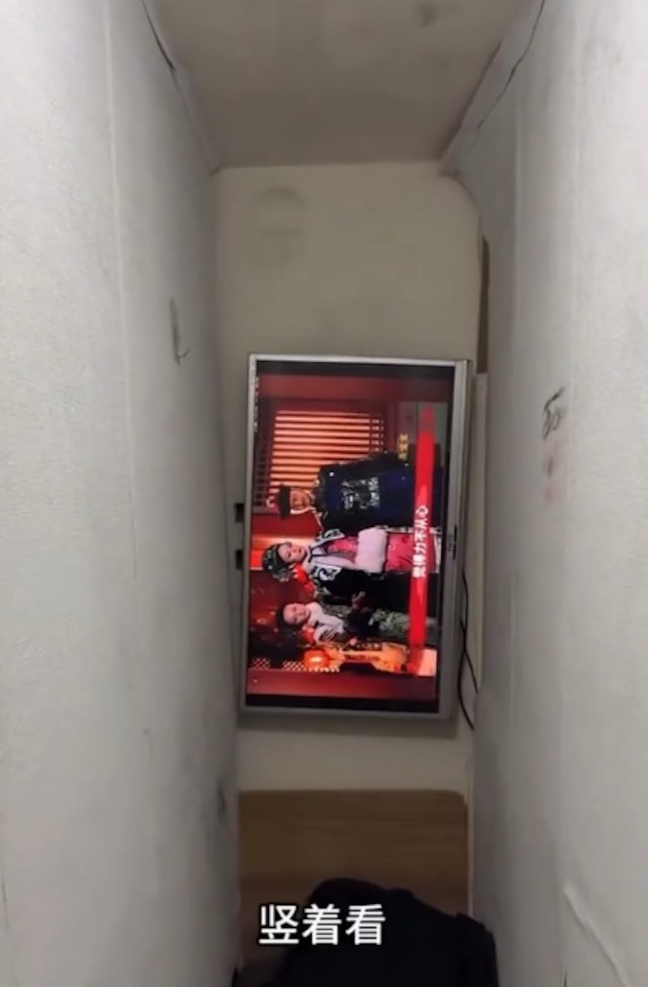 Turista exhibe cuarto diminuto en China que apenas permite entrar