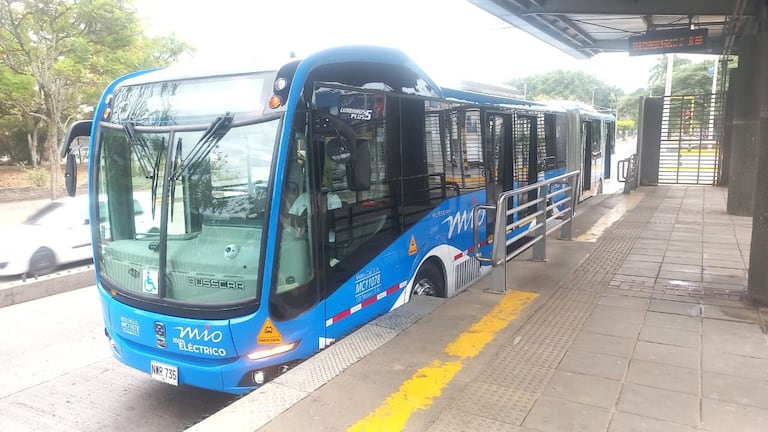 Uno de los nuevos buses articulados eléctricos incorporados a la flota del MIO en las calles de Cali.