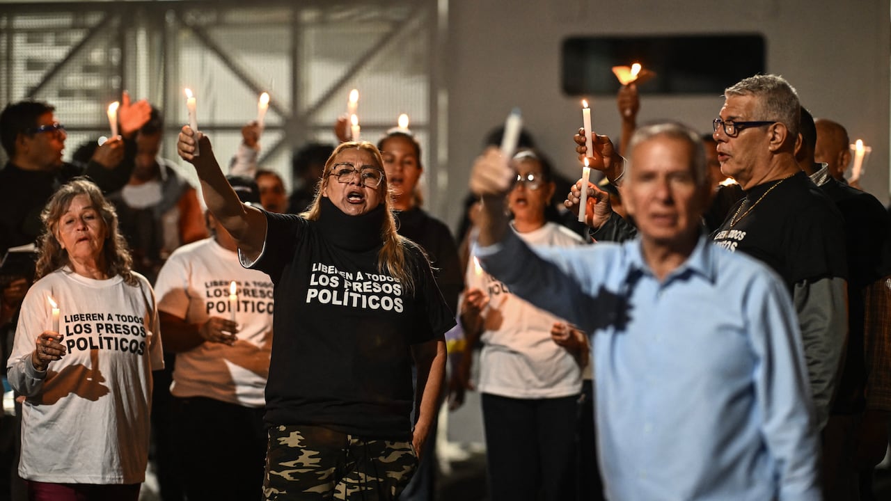 Los familiares de los presos políticos en Venezuela realizan vigilias desde hace más de trece días a las afueras de diversos penales para exigir información y su pronta liberación, tras la captura de Nicolás Maduro.