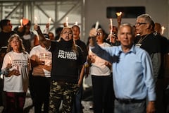 Los familiares de los presos políticos en Venezuela realizan vigilias desde hace más de trece días a las afueras de diversos penales para exigir información y su pronta liberación, tras la captura de Nicolás Maduro.