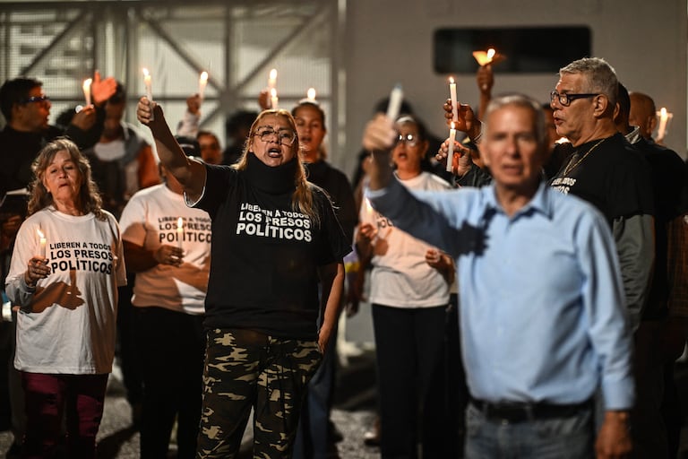 Los familiares de los presos políticos en Venezuela realizan vigilias desde hace más de trece días a las afueras de diversos penales para exigir información y su pronta liberación, tras la captura de Nicolás Maduro.