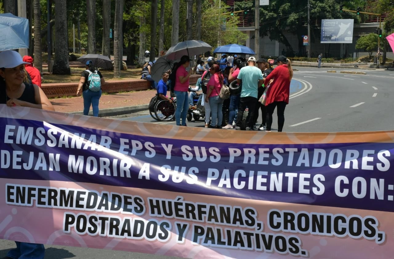 En paralelo a esta situación, usuarios protestan desde las 8:00 a.m. por la suspensión de los servicios de la IPS Angiografía de Occidente, debido a presuntos incumplimientos en los pagos.