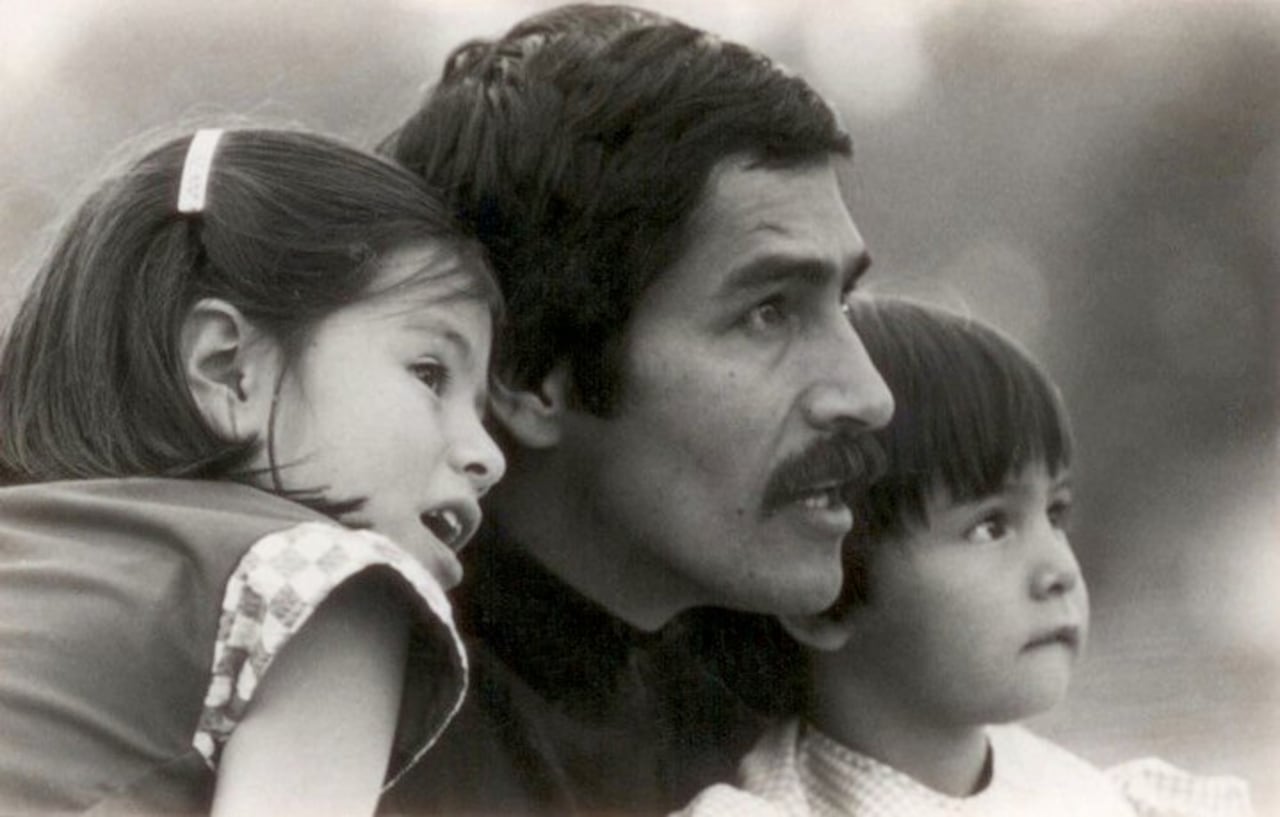 Jairo Ojeda, en medio de sus hijas Hitayosara y Violeta.