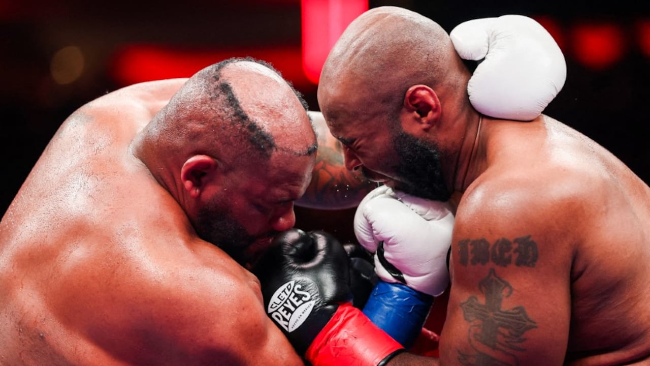 Jarrell Miller golpea a Kingsley Ibeh en una pelea de peso pesado durante la pelea de Ring 6 en el Madison Square Garden.