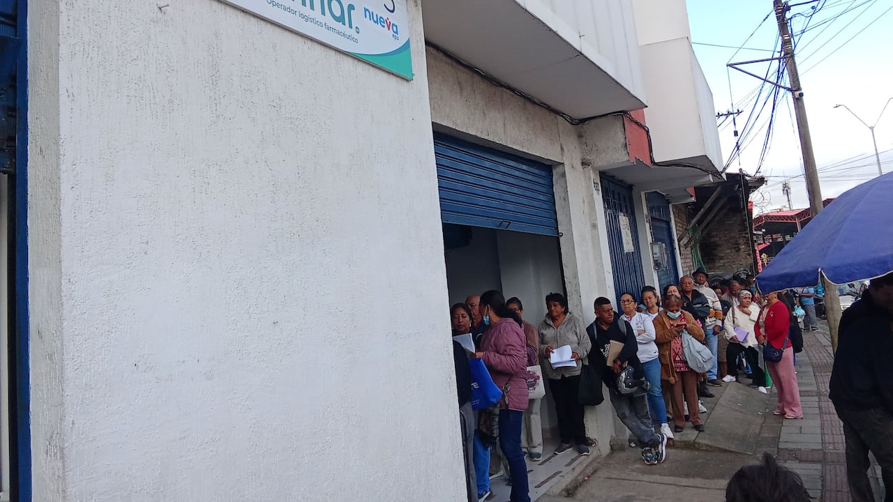 En Popayán, los usuarios de la Nueva EPS deben hacer fila de las 4:00 de la mañana para así recibir solo la información si hay los medicamentos recetados.