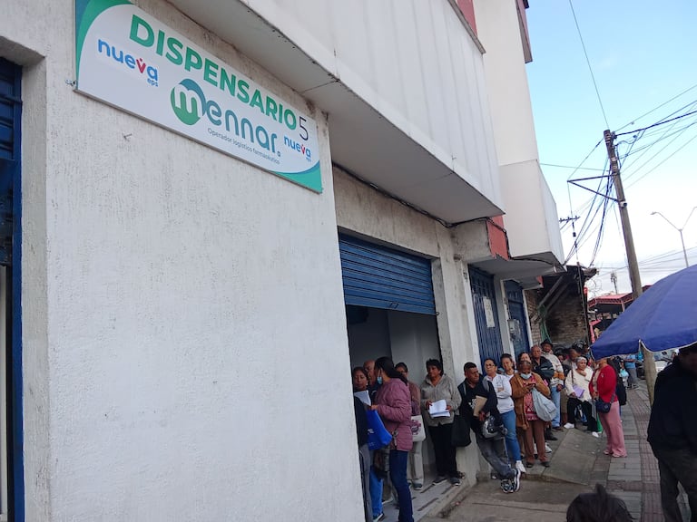 En Popayán, los usuarios de la Nueva EPS deben hacer fila de las 4:00 de la mañana para así recibir solo la información si hay los medicamentos recetados.
