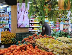 Cali: Precios de alimentos siguen altos en Cali, amas de casa perciben que el costo de la canasta familiar no baja, la inflación baja pero lento. Foto José L Guzmán. El País