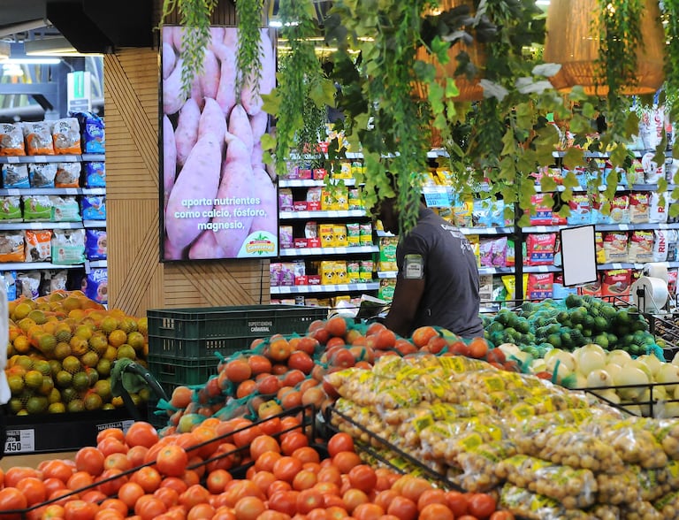 Cali: Precios de alimentos siguen altos en Cali, amas de casa perciben que el costo de la canasta familiar no baja, la inflación baja pero lento. Foto José L Guzmán. El País