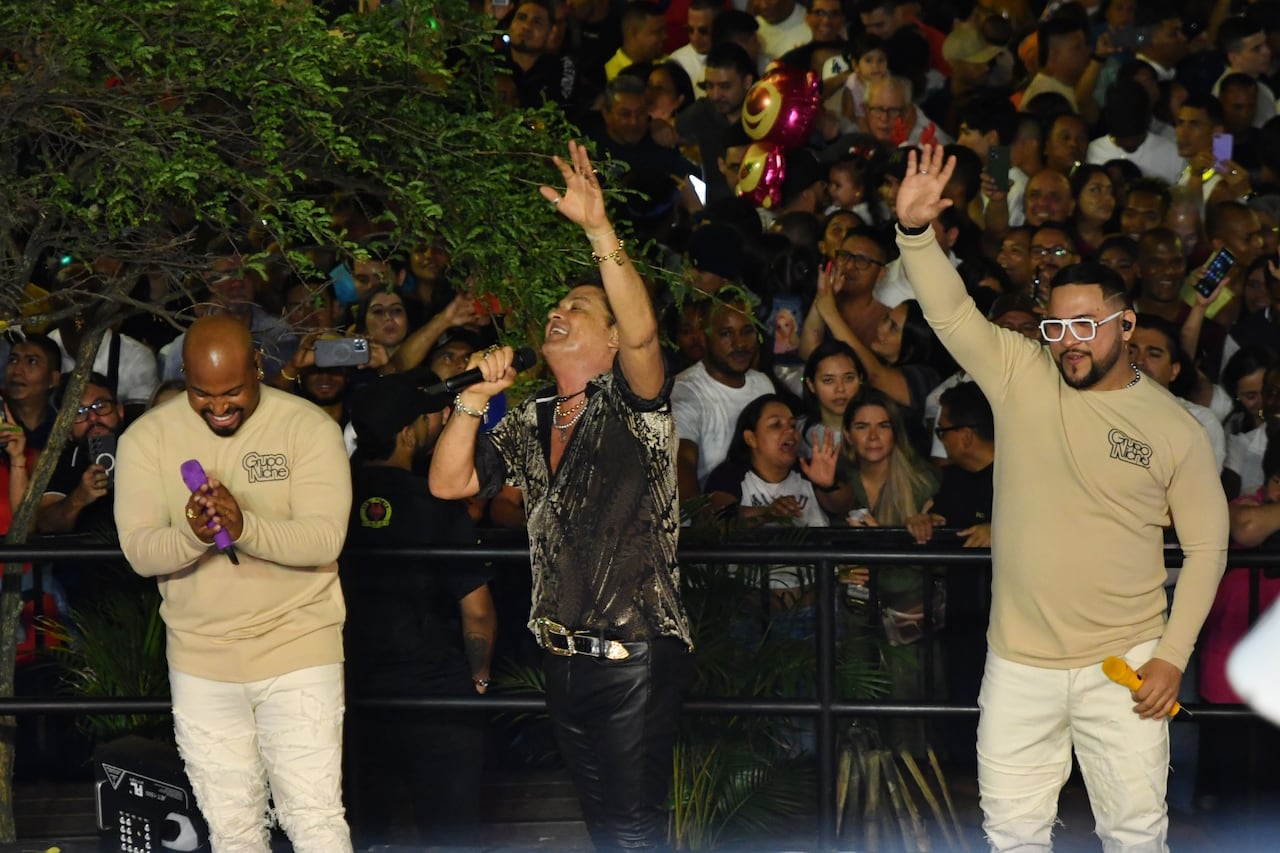 Carlos Vives y el Grupo Niche al finalizar su sorpresiva presentación en el Bulevar del Río.