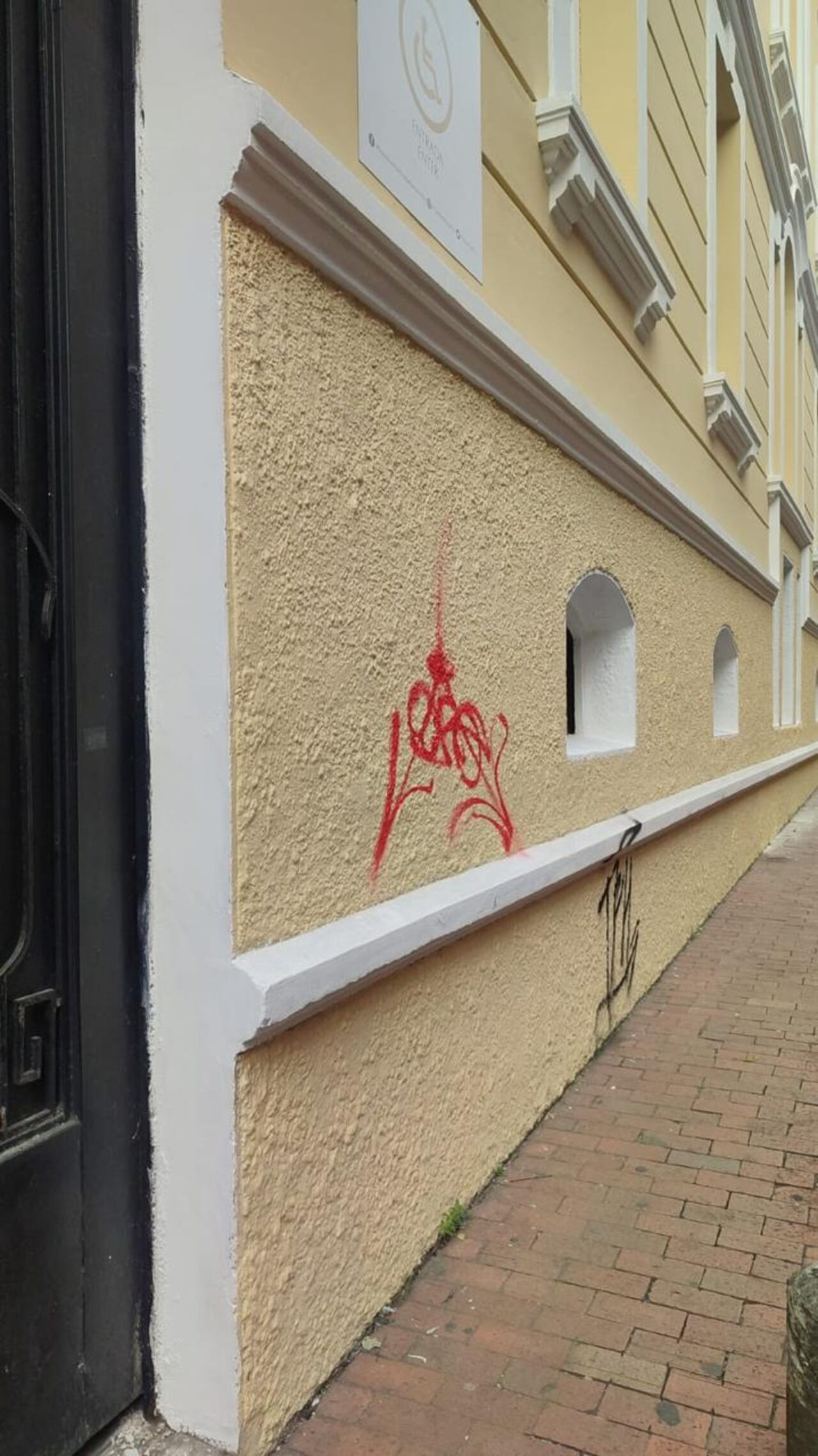 Así quedó la fachada del Teatro Municipial Enrique Buenaventura, ubicado en el centro de Cali, luego de que su fachada fuera bandalizada.