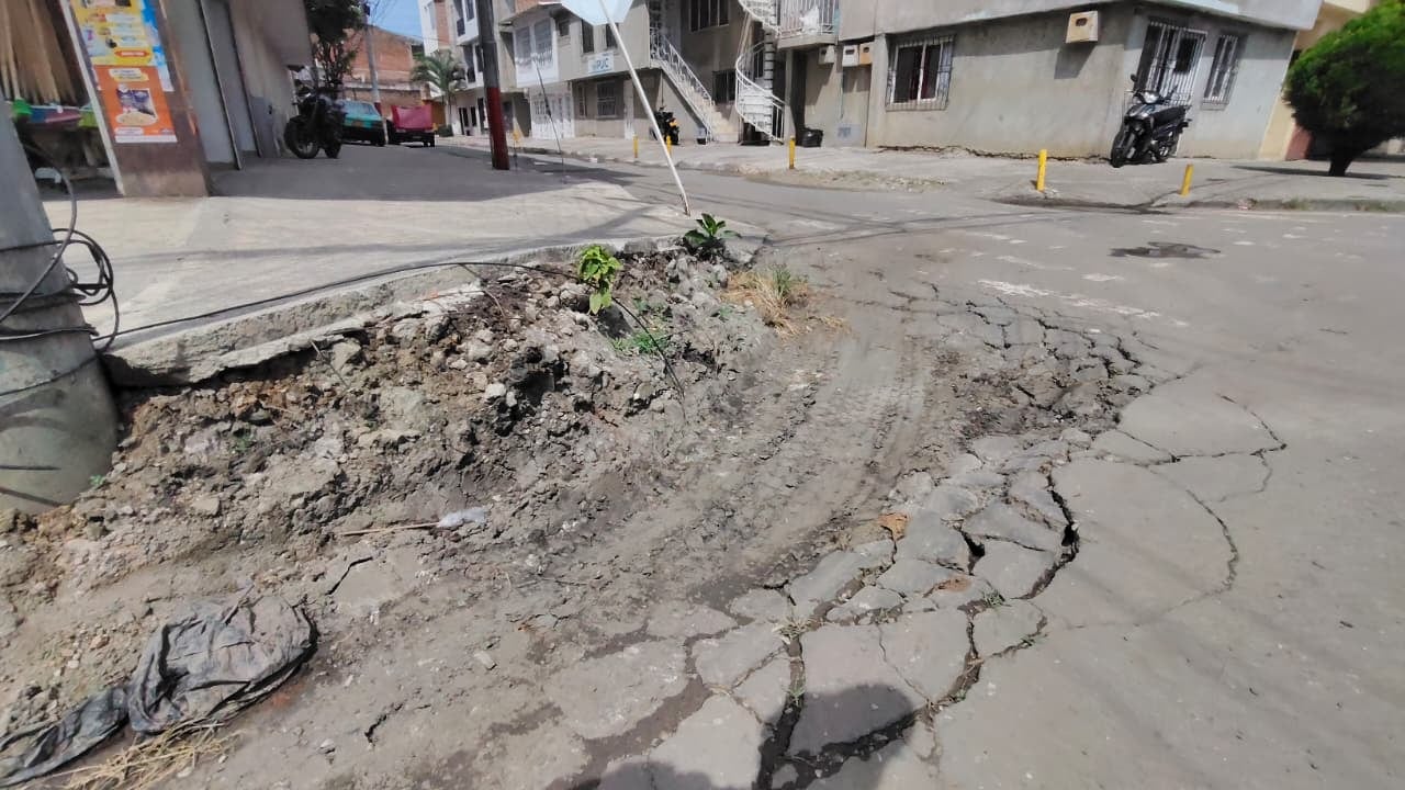 Las lluvias y el paso frecuente de vehículos pesados son señalados por residentes como factores que han contribuido al aumento del daño en la calzada.