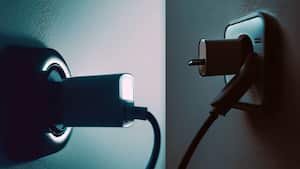 ¿Qué tanta energía consume dejar un cargador conectado?
