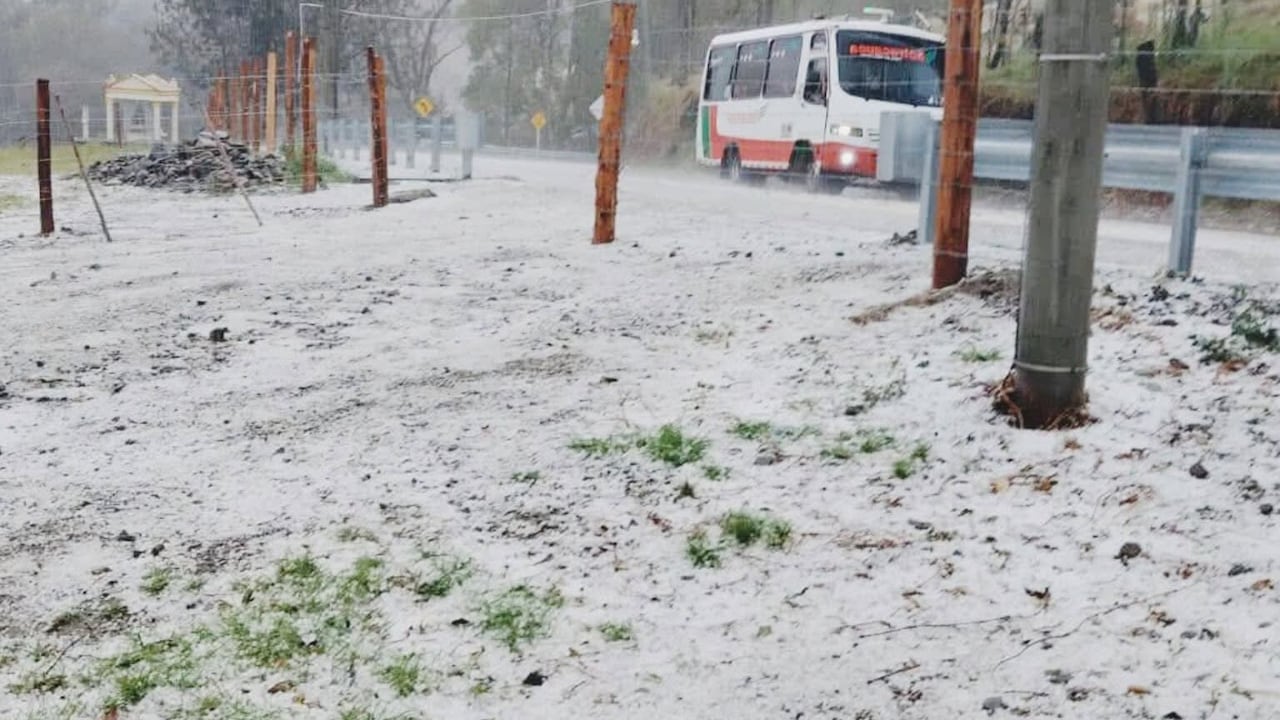 La fuerte precipitación cubrió de hielo varios sectores de este corredor vial durante la tarde de este martes 29 de septiembre.