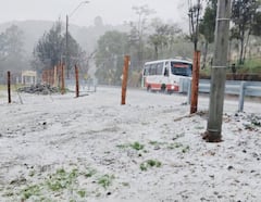 La fuerte precipitación cubrió de hielo varios sectores de este corredor vial durante la tarde de este martes 29 de septiembre.