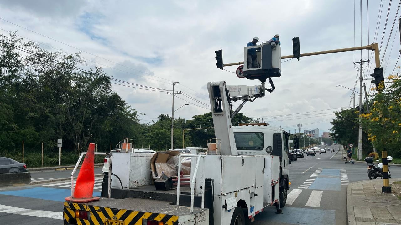Operarios agilizan la instalación de los 60 nuevos temporizadores semafóricos en los principales corredores viales de Cali vigilados por cámaras de fotodetección.