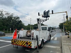 Operarios agilizan la instalación de los 60 nuevos temporizadores semafóricos en los principales corredores viales de Cali vigilados por cámaras de fotodetección.