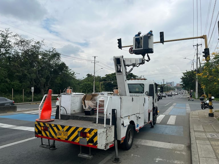 Operarios agilizan la instalación de los 60 nuevos temporizadores semafóricos en los principales corredores viales de Cali vigilados por cámaras de fotodetección.