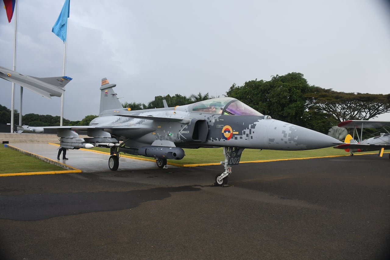 Fuerza Area 106 años, Gustavo Petro firma compra nuevos aviones Gripen. suecos.
