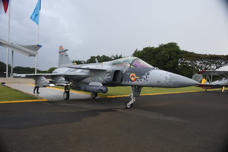 Fuerza Area 106 años, Gustavo Petro firma compra nuevos aviones Gripen. suecos.