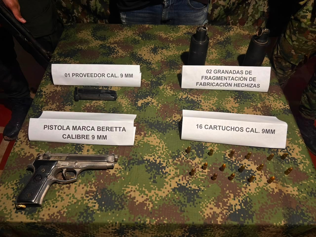 Estos fueron las dos granada de gragmentación de fabriación artesanal que portaba este sujeto, al parecer con el objetivo de lanzarlas a los policías y soldados que laboran en esta zona del país.