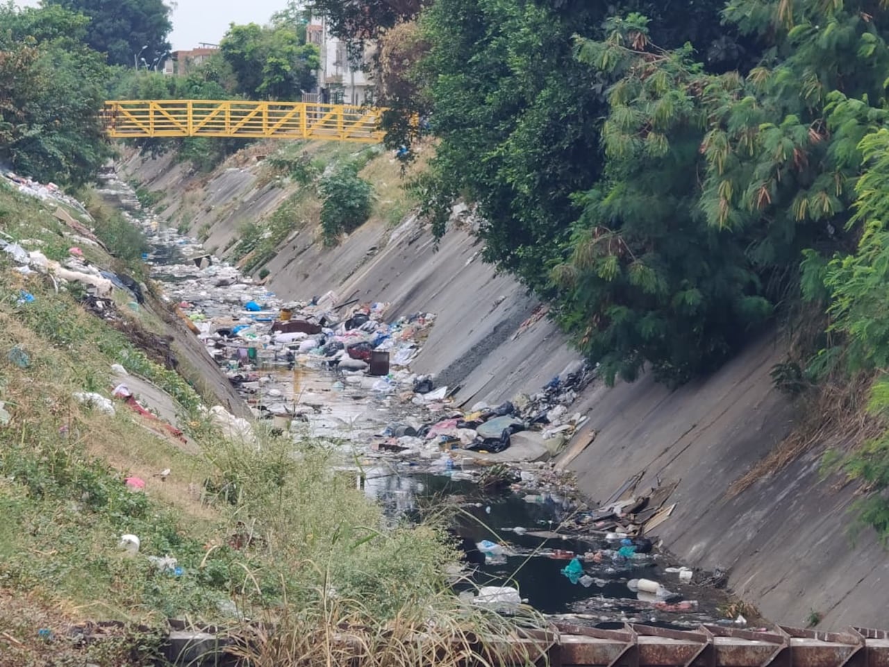 Quienes recorren las calles cercanas a la Galería Santa Elena aseguran que la congestión, los malos olores y la percepción de inseguridad continúan afectando la movilidad y el entorno.